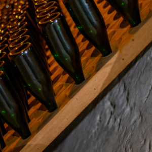 Bottiglie di metodo classico (tema del mese del wine club) in affinamento
