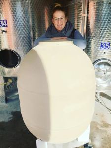Michaela Riedmueller, la produttrice di Concrete 2021, vino del mese n. 61 del wine club Società dei Cavatappi Incrociati