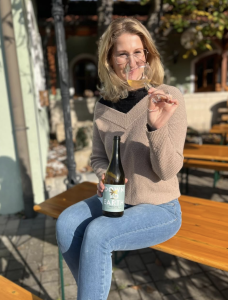 Michaela Riedmueller, la produttrice del vino del mese di settembre 2023 del wine club Società dei Cavatappi Incrociati