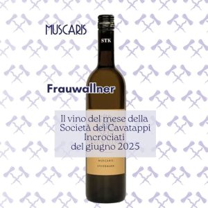 Bottiglia e logo del vino del mese del wine club Muscaris Frauwallner