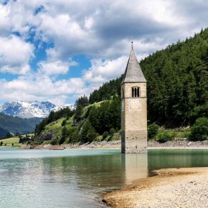 Il campanile che emerge dal lago di Resia, Val Venosta, Alto Adige